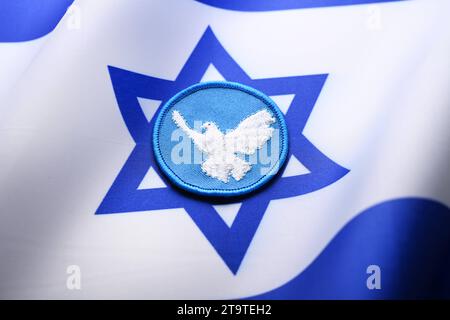 Fahne von Israel mit Friedenssymbol, Nahostkonflikt und Friedensbemühungen *** drapeau d'Israël avec symbole de paix, conflit au Moyen-Orient et efforts de paix crédit : Imago/Alamy Live News Banque D'Images