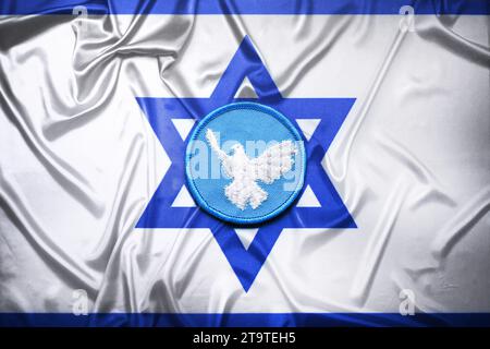 Fahne von Israel mit Friedenssymbol, Nahostkonflikt und Friedensbemühungen *** drapeau d'Israël avec symbole de paix, conflit au Moyen-Orient et efforts de paix crédit : Imago/Alamy Live News Banque D'Images