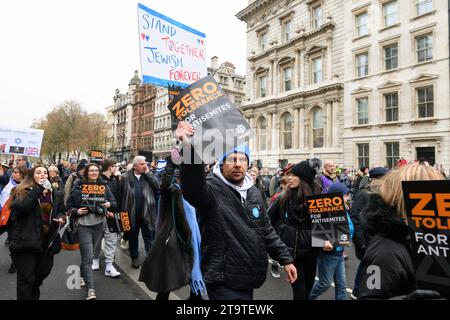 Une marche pour protester contre l'augmentation des incidents d'antisémitisme pendant le récent conflit israélo-palestinien se déplace vers Whitehall. Ils ont appelé à la rel Banque D'Images