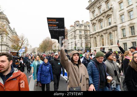 Une marche pour protester contre l'augmentation des incidents d'antisémitisme pendant le récent conflit israélo-palestinien se déplace vers Whitehall. Ils ont appelé à la rel Banque D'Images