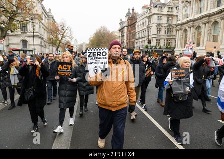 Une marche pour protester contre l'augmentation des incidents d'antisémitisme pendant le récent conflit israélo-palestinien se déplace vers Whitehall. Ils ont appelé à la rel Banque D'Images