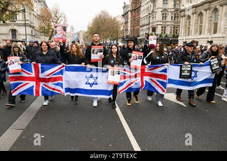 Une marche pour protester contre l'augmentation des incidents d'antisémitisme pendant le récent conflit israélo-palestinien se déplace vers Whitehall. Ils ont appelé à la rel Banque D'Images