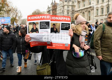 Une marche pour protester contre l'augmentation des incidents d'antisémitisme pendant le récent conflit israélo-palestinien se déplace vers Whitehall. Ils ont appelé à la rel Banque D'Images