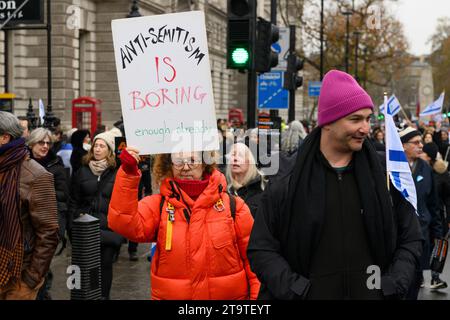 Une marche pour protester contre l'augmentation des incidents d'antisémitisme pendant le récent conflit israélo-palestinien se déplace vers Whitehall. Ils ont appelé à la rel Banque D'Images