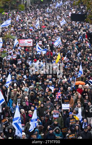 Une marche pour protester contre l'augmentation des incidents d'antisémitisme pendant le récent conflit israélo-palestinien se déplace vers le Victoria Embankment. Ils ont appelé f Banque D'Images