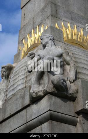 Sculptures of Muscular Man or Working Class Hero, Memorial to Heroes of the Marine Engine Room, alias Titanic Monument or Memorial (1916) Liverpool Banque D'Images