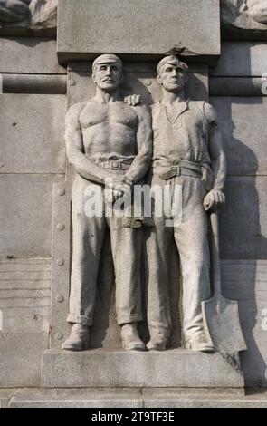 Sculptures of Manual Workers, Stokers & Engineers, or Working Class Heroes, on Titanic Monument or Memorial (1916) Pier Head Liverpool Banque D'Images
