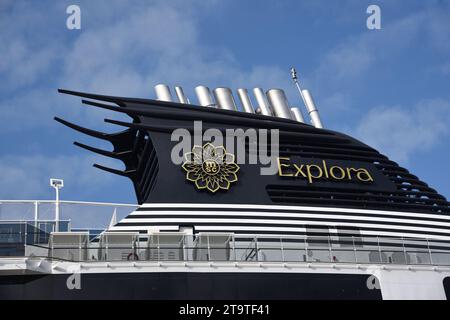 Cheminées et détails de conception du bateau de croisière MSC Explora 1 ou Cruiser de luxe amarré sur le front de mer, le port ou Pier Head Liverpool Royaume-Uni Banque D'Images