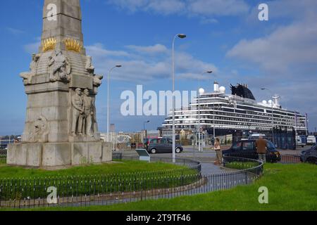 Bateau de croisière MSC Explora 1 ou Cruiser de luxe amarré sur le front de mer, le port ou Pier Head Liverpool UK & Titanic Memorial ou Monument Banque D'Images