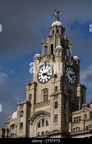 Storm Clouds over the Royal Liver Building, bult 1908-1911), l'une des trois Graces, sur le Pier Head ou Waterfront Liverpool Angleterre Royaume-Uni Banque D'Images
