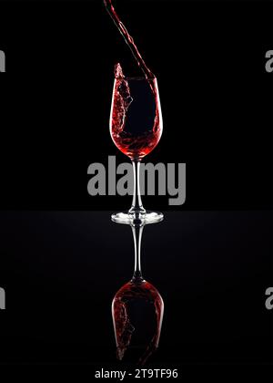 Belles images de verser du vin, verre de vin cassé et arrêter de boire Banque D'Images