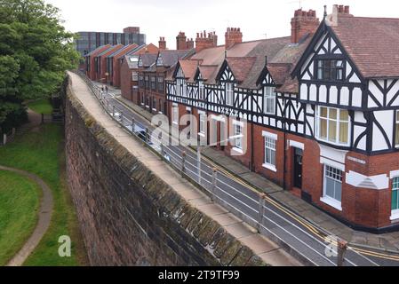 Murs de la ville romaine et terrasses victoriennes Topwnhouses Chester Cheshire Angleterre Royaume-Uni Banque D'Images