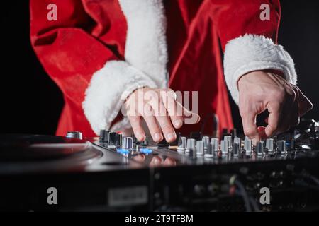 DJ du Père Noël jouant de la musique le soir du nouvel an Banque D'Images