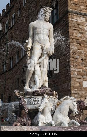 Vue sur la fontaine en marbre du 16e siècle avec la statue de Neptune, le Dieu romain de l'eau douce et de la mer. Banque D'Images