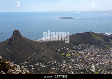 Lions Head et signal Hill vus du sommet de Table Mountain. Banque D'Images