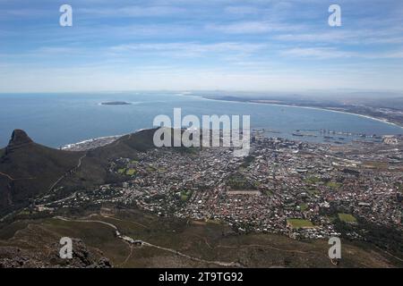 Lions Head et signal Hill vus du sommet de Table Mountain. Banque D'Images