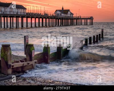 Southwold, Suffolk, Angleterre - le soleil se lève derrière la jetée distinctive de Southwold au début d'une autre chaude journée de fin d'été sur la côte de Suff Banque D'Images