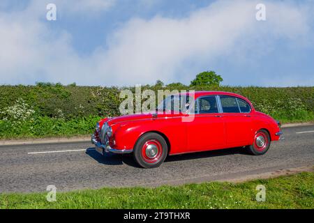 1968 60s sixties Red British Jaguar Mark 2 240 , voiture de luxe, essence 2483 cc, 2,5 l, cylindres 6 cyl; passionnés de voitures de sport et de performance voyageant à Cheshire, Royaume-Uni Banque D'Images