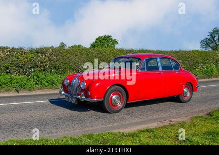 1968 60s sixties Red British Jaguar Mark 2 240 , voiture de luxe, essence 2483 cc, 2,5 l, cylindres 6 cyl; passionnés de voitures de sport et de performance voyageant à Cheshire, Royaume-Uni Banque D'Images