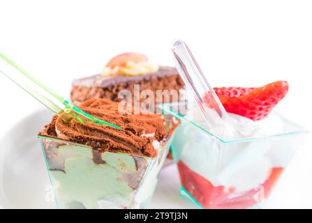 Délicieuse tranche de gâteau au chocolat nommé tiramisu près de petits gâteaux Banque D'Images