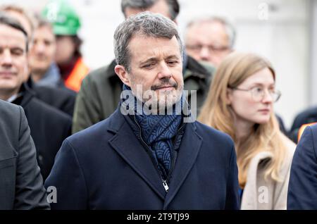 Aalborg, Danemark. 27 novembre 2023. Le prince héritier danois Frederik à l'inauguration de l'usine pilote d'Aalborg Portland pour le captage du CO2 à Aalborg, le lundi 27 novembre 2023. (Photo : Henning Bagger/Ritzau Scanpix) crédit : Ritzau/Alamy Live News Banque D'Images