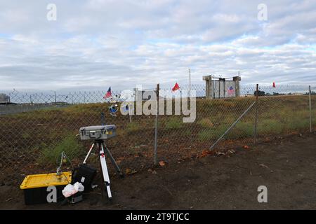 TUSTIN, CALIFORNIE - 16 NOVEMBRE 2023 : dispositifs de surveillance de la qualité de l'air au hangar de Tustin Blimp de l'USMCAS avec des ruines en arrière-plan. Banque D'Images