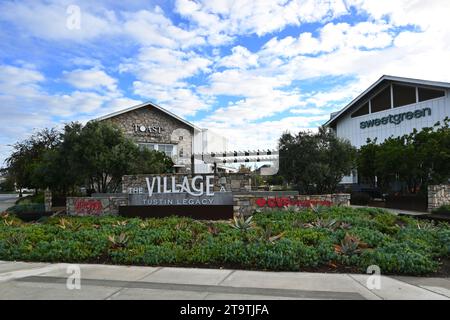 TUSTIN, CALIFORNIE - 16 NOVEMBRE 2023 : enseigne et boutiques au Village at Tustin Legacy adjacent au site USMCAS Tustin du récent incendie du hangar Blimp. Banque D'Images