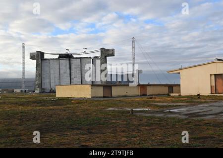 TUSTIN, CALIFORNIE - 16 NOVEMBRE 2023 : USMCAS Tustin Blimp Hangar ruines de feu avec des bâtiments au premier plan. Banque D'Images