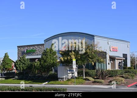 TUSTIN, CALIFORNIE - 13 NOVEMBRE 2023 : Dunkin Donuts et Jamba Juice au Village at Tustin Legacy adjacent au site USMCAS Tustin du récent Blimp Banque D'Images