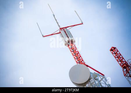 Antenne répéteur de communication pour téléphone mobile avec espace pour texte Banque D'Images