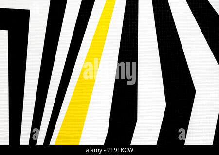 fond noir et blanc abstrait de texture de tissu géométrique régulier, avec ligne jaune Banque D'Images