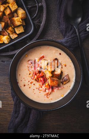 Soupe maison aux châtaignes sucrées avec du bacon et des croûtons de pain Banque D'Images