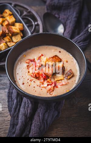 Soupe maison aux châtaignes sucrées avec du bacon et des croûtons de pain Banque D'Images