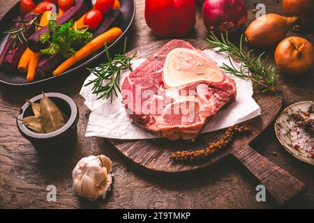 Steak de viande de bœuf crue, avec des ingrédients pour la préparation de l'ossobuco Banque D'Images