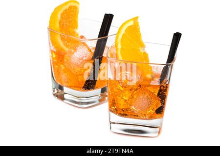deux verres de cocktail apéritif spritz aperol avec tranches d'orange et glaçons isolés sur fond blanc Banque D'Images
