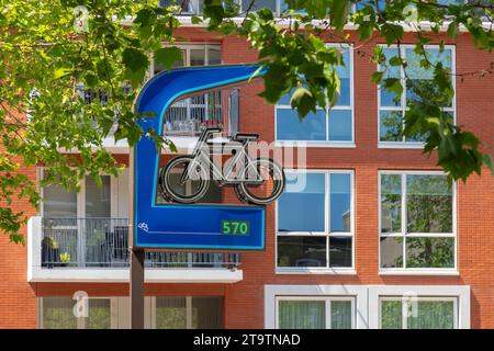 Entrée souterraine néerlandaise d'un grand parking pour vélos à Nijmgen, aux pays-Bas Banque D'Images