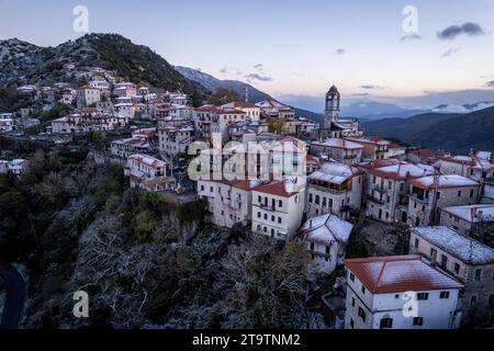 Village de Dimitsana, Arcadia, Grèce au coucher du soleil Banque D'Images