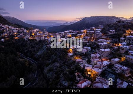 Village de Dimitsana, Arcadia, Grèce au coucher du soleil Banque D'Images