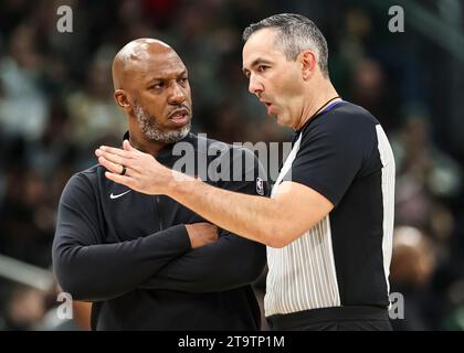 Milwaukee, USA. 26 novembre 2023. L’entraîneur-chef Chauncey Billips (G) des Trail Blazers de Portland interroge l’arbitre lors du match de saison régulière de la NBA 2023-2024 entre les Bucks de Milwaukee et les Trail Blazers de Portland à Milwaukee, aux États-Unis, le 26 novembre 2023. Crédit : Joel Lerner/Xinhua/Alamy Live News Banque D'Images