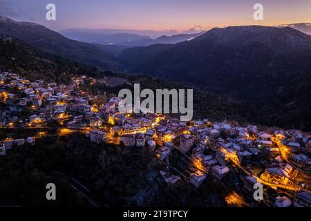 Village de Dimitsana, Arcadia, Grèce au coucher du soleil Banque D'Images