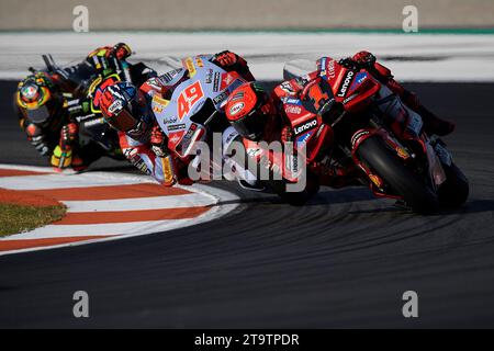 Valencia, Espagne. 26 novembre 2023. Les coureurs participent à la course du MotoGP de Valence sur le circuit Ricardo Tormo, Valence, Espagne, le 26 novembre 2023. Crédit : Str/Xinhua/Alamy Live News Banque D'Images