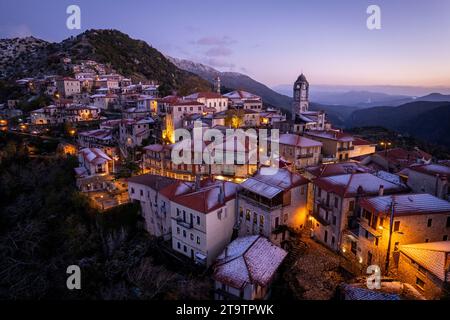 Village de Dimitsana, Arcadia, Grèce au coucher du soleil Banque D'Images