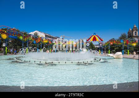 Braga, Portugal - juin 30 2023 : Belle fontaine sur la place de la République à Braga, nord du Portugal, conclu, en 1559 Banque D'Images