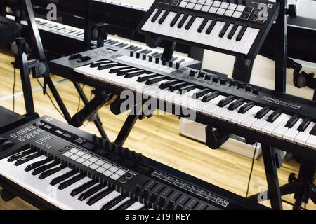 Une collection de plusieurs claviers MIDI numériques avec boutons, boutons et faders Banque D'Images