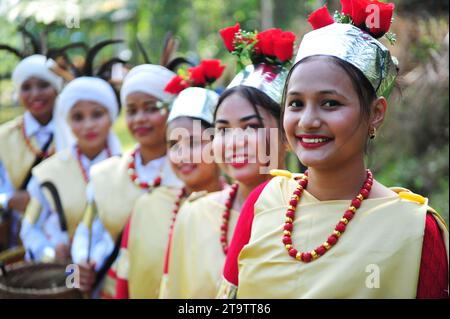 Sylhet, Bangladesh. 23 novembre 2023. Khasi Tribe orne de leur tenue traditionnelle à l'occasion de célébrer Khasi Seng Kut Snem 2023 organisé par le Conseil social Khasi. Khasi Seng Kutsnem, un festival traditionnel de fin d'année de la communauté Khasi de la Division du Grand Sylhet, a eu lieu au champ Magurchhara Khasia Punji à Kamalganj. Le 23 novembre 2023 Sylhet, Bangladesh (photo de MD Rafayat Haque Khan/Eyepix Group/Sipa USA) crédit : SIPA USA/Alamy Live News Banque D'Images