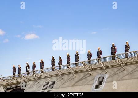 Des officiers de la Marine alignent le pont du navire de guerre USS Jacquson LCS-6 Independence lors de la cérémonie de mise en service à Gulfport, Mississippi Banque D'Images