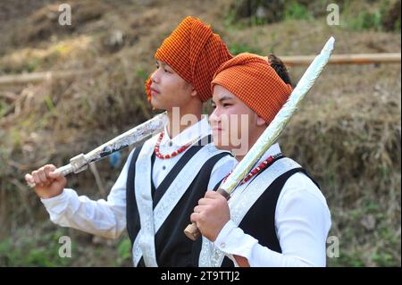 Sylhet, Bangladesh. 23 novembre 2023. Khasi Tribe orne de leur tenue traditionnelle à l'occasion de célébrer Khasi Seng Kut Snem 2023 organisé par le Conseil social Khasi. Khasi Seng Kutsnem, un festival traditionnel de fin d'année de la communauté Khasi de la Division du Grand Sylhet, a eu lieu au champ Magurchhara Khasia Punji à Kamalganj. Le 23 novembre 2023 Sylhet, Bangladesh (photo de MD Rafayat Haque Khan/Eyepix Group/Sipa USA) crédit : SIPA USA/Alamy Live News Banque D'Images