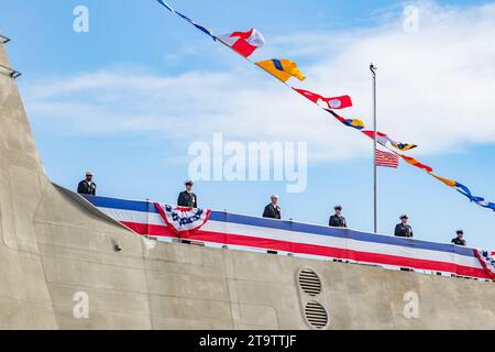 Des officiers de la Marine alignent le pont du navire de guerre USS Jacquson LCS-6 Independence lors de la cérémonie de mise en service à Gulfport, Mississippi Banque D'Images