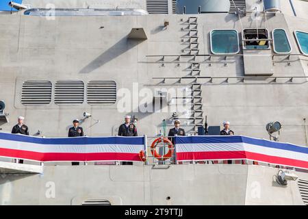 Des officiers de la Marine alignent le pont du navire de guerre USS Jacquson LCS-6 Independence lors de la cérémonie de mise en service à Gulfport, Mississippi Banque D'Images