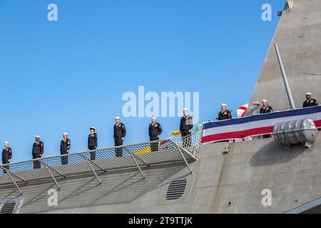 Des officiers de la Marine alignent le pont du navire de guerre USS Jacquson LCS-6 Independence lors de la cérémonie de mise en service à Gulfport, Mississippi Banque D'Images